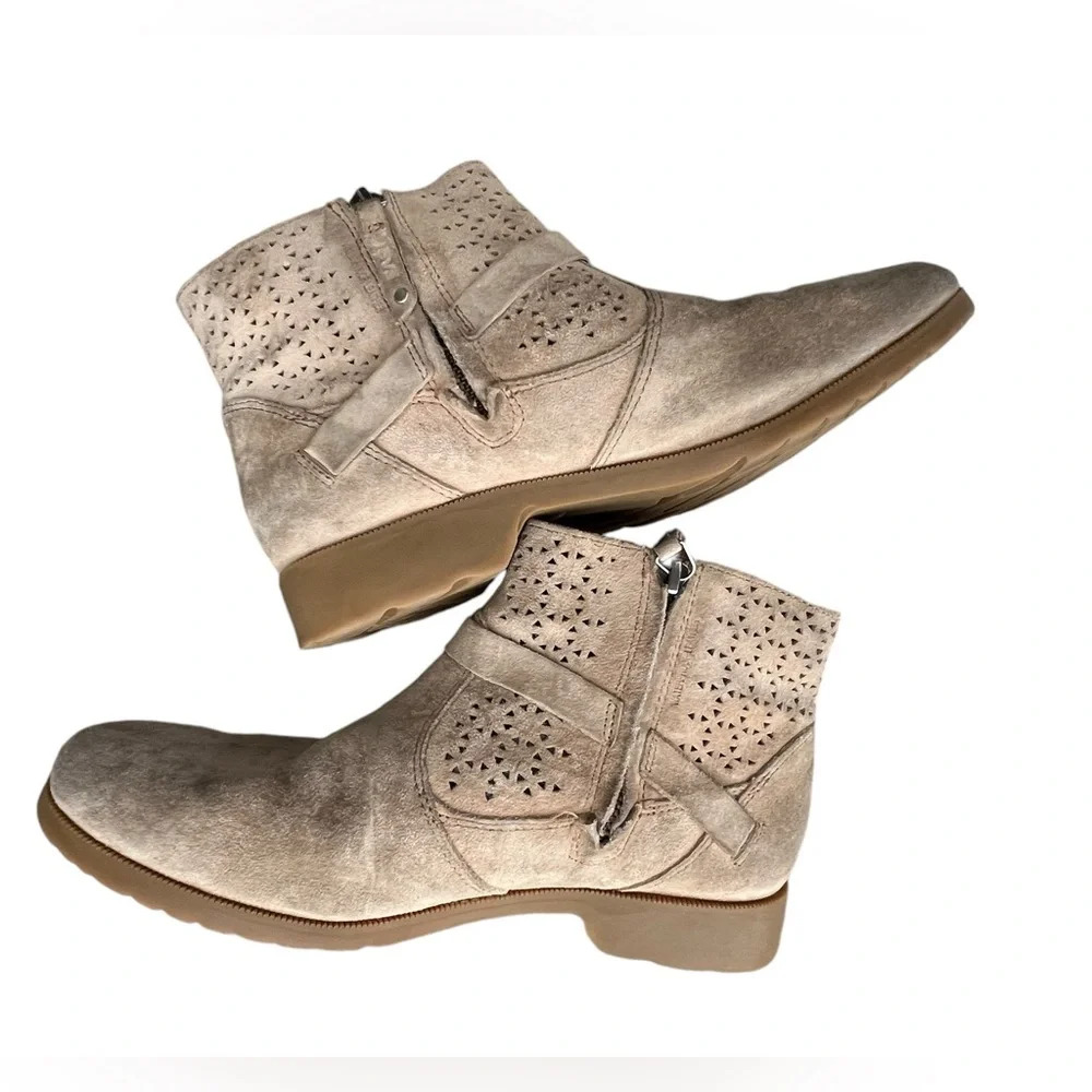 Teva Delavina Tan Perforated Suede Waterproof Ankle
Bootie size 9 women’s shoe